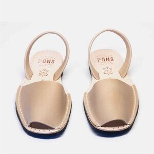 PONS AVARCAS…Excellent condition. Sand / size US 8